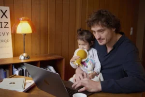 Mand tjekker elforbrug