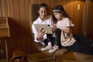 Mor og datter ipad elselskab